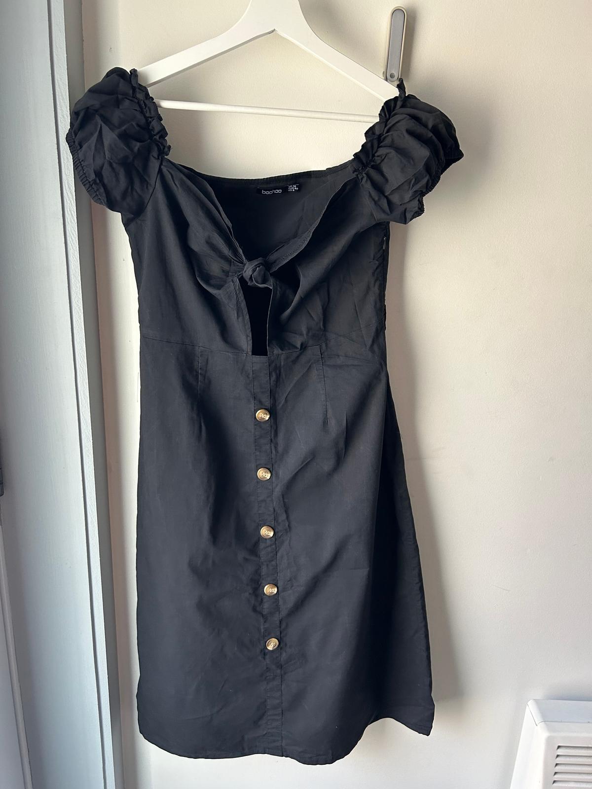 Photo of Robe noire mi-longue à boutons et col bardot