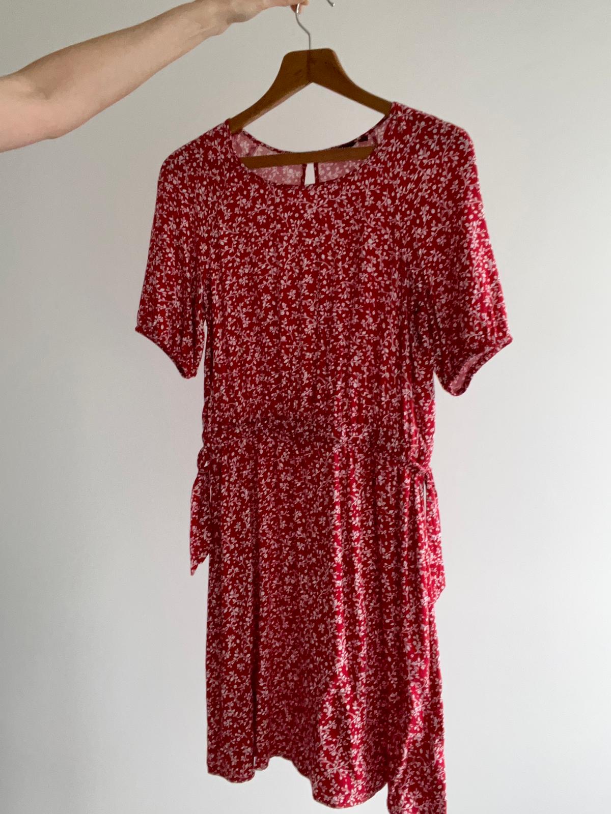 Photo of Petite robe rouge à fleurs 