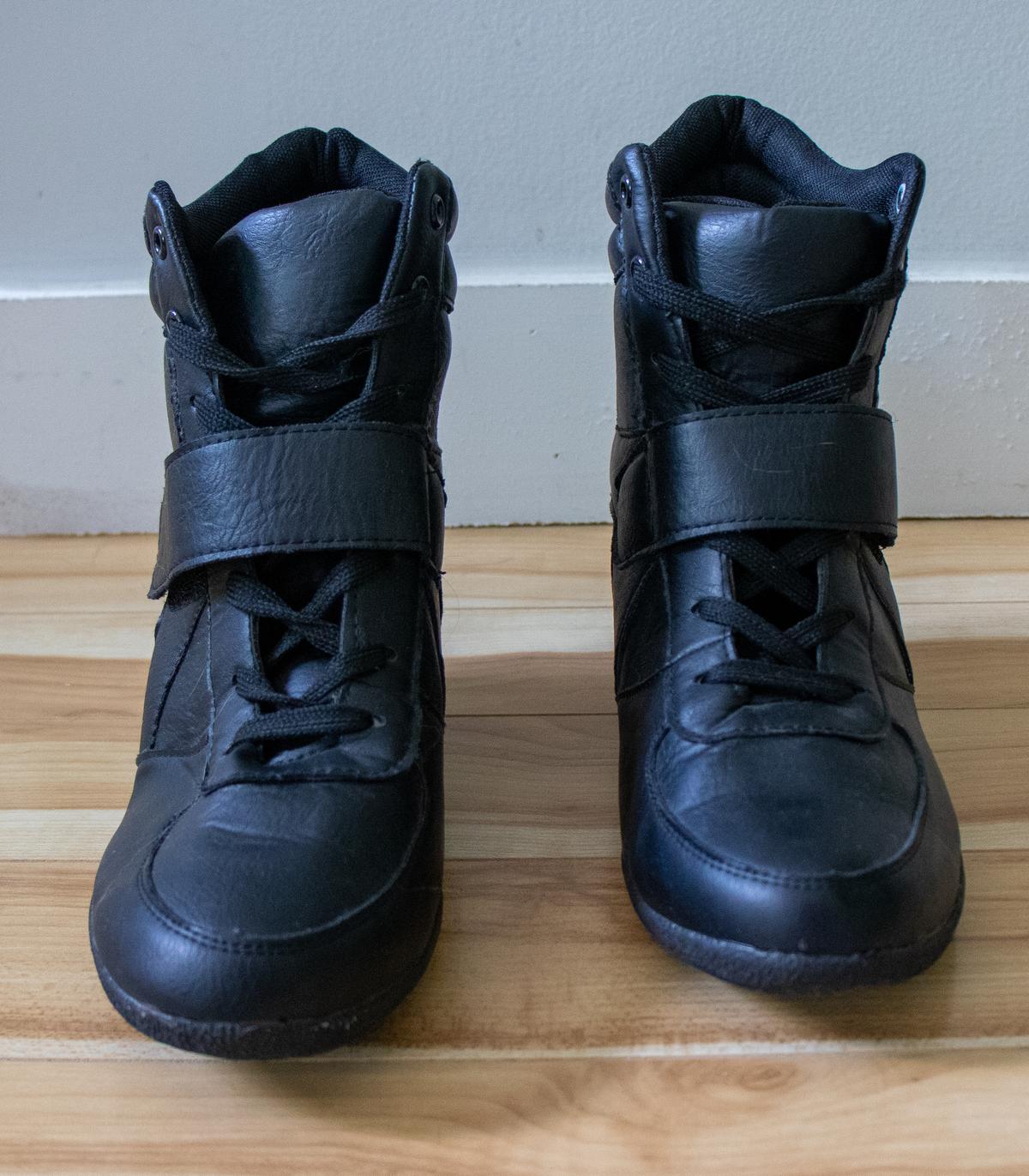 Photo of souliers noir à talon compensé