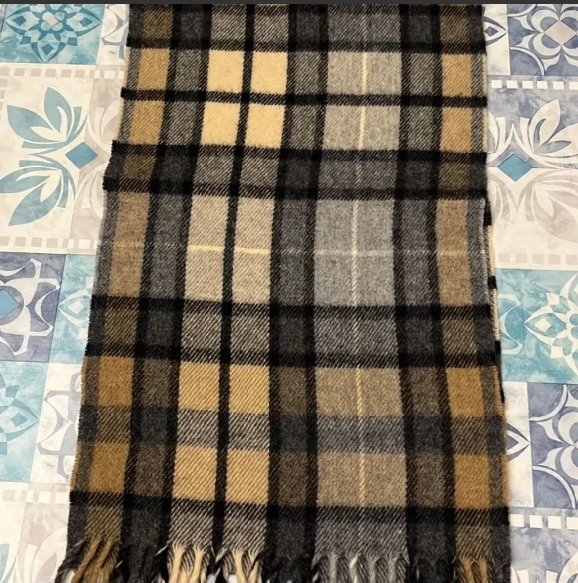 Photo of Écharpe écossaise en pure laine motif tartan