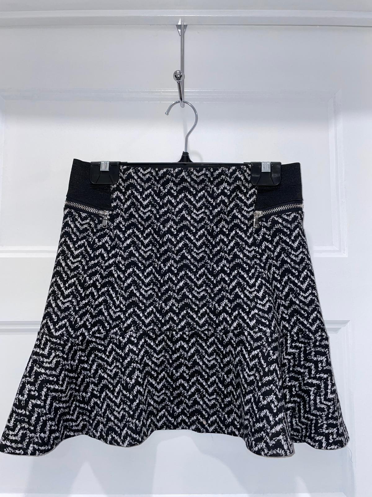 Photo of Mini jupe noire et blanche motifs chevron
