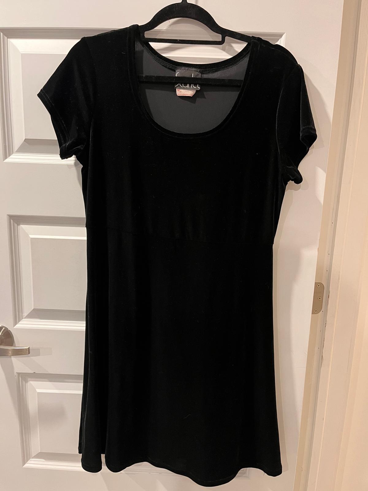 Photo of Petite robe t-shirt en velour noir 